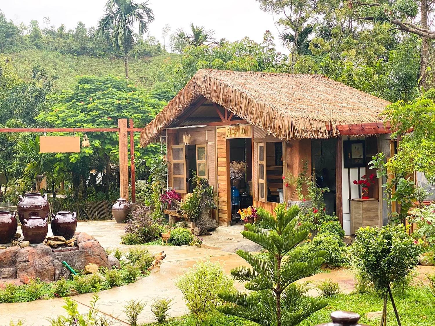 Vì Sao Resort Và Homestay Hiện Nay Ưu Tiên Sử Dụng Rơm Nhân Tạo ?