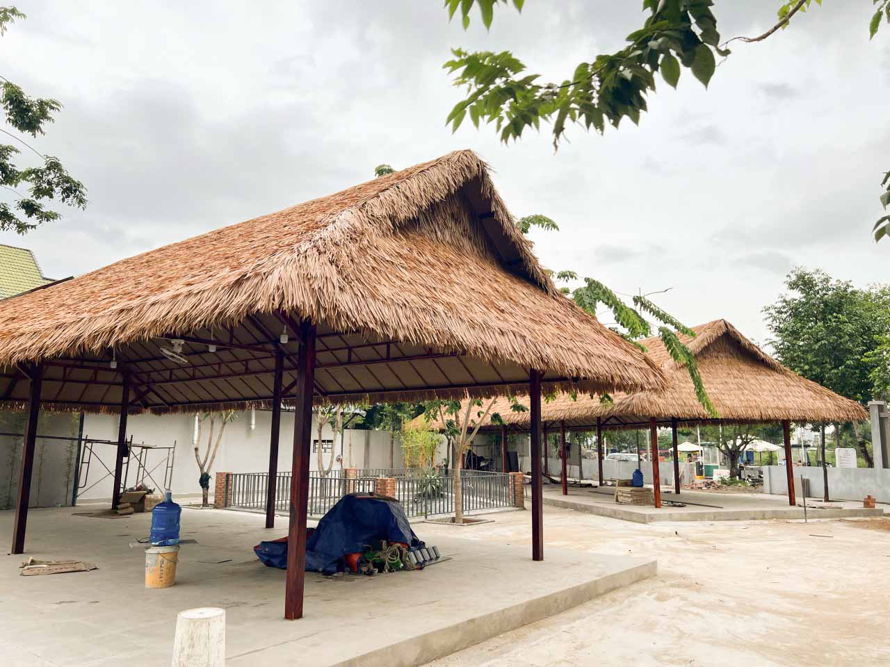 Nhà Hàng Ẩm Thực Hồ Sen - Vạn Phúc: Dấu Ấn Kiến Trúc Mộc Mạc Với Trần Cót Ép Và Rơm Nhân Tạo Lợp Mái